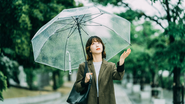 梅雨コーデ完全ガイド｜スタイル別の正解と雨の日も気分上がる7days着回し