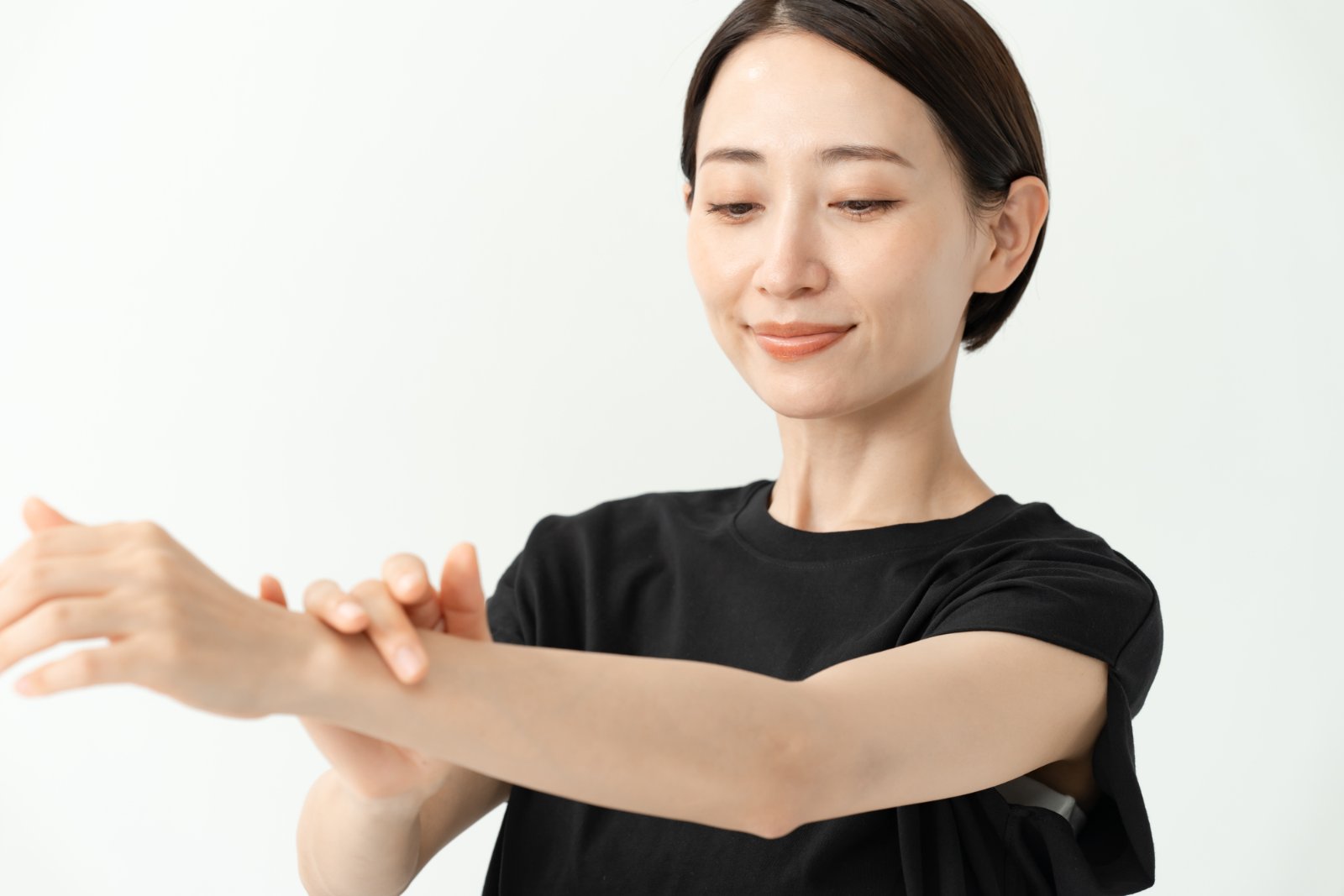 夏の黒コーデ｜重く見せない素材・肌見せ・小物の正解